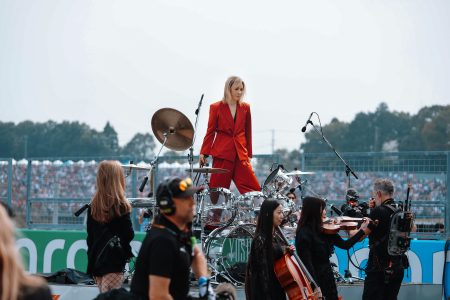 YOSHIKI、F1日本グランプリ決勝スタート前セレモニーで国歌『君が代』を披露　ピアノとドラムによる特別アレンジで歴史的演奏と世界中で絶賛の声、SNSでも熱狂的反響