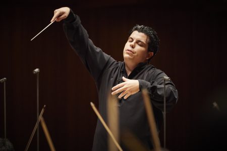 2026年5月、東京フィルの演奏で幼い日の追憶をたどる。シューマン「子供の情景」とマーラー「第4番」、首席指揮者アンドレア・バッティストーニの指揮・編曲で綴る音楽の物語